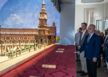 La Plaza de España de Sevilla toma forma de chocolate en Estepa