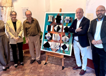 «Arquitectura del silencio» convierte libros y revistas en obras de arte en Antequera