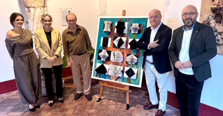 «Arquitectura del silencio» convierte libros y revistas en obras de arte en Antequera