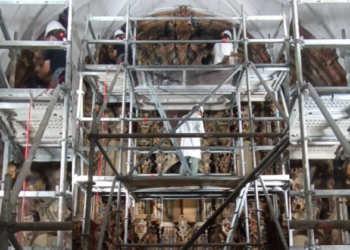 El retablo mayor de Santa Ana recupera su estética original en La Roda