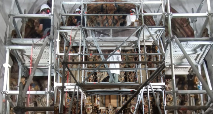 El retablo mayor de Santa Ana recupera su estética original en La Roda